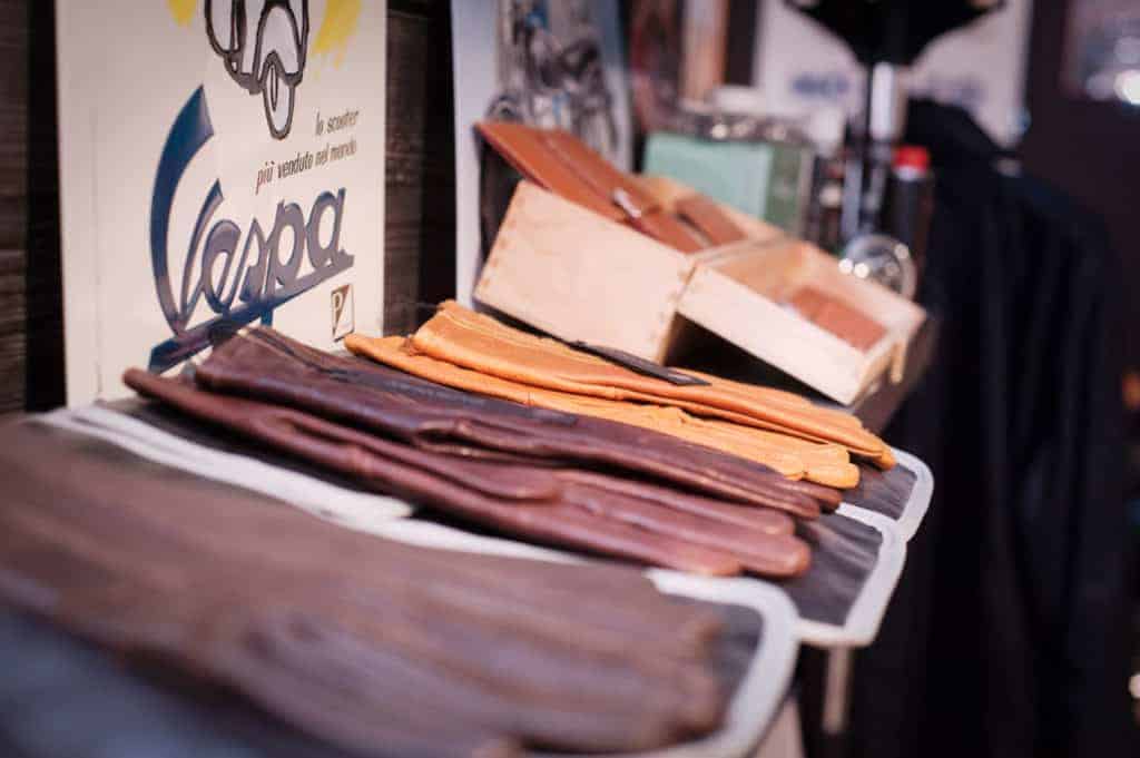 Retrò Verona Moto - dettaglio guanti moto e targa Vespa