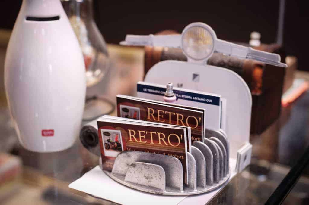 Retrò Verona Moto - Particolare di un porta depliant Vespa