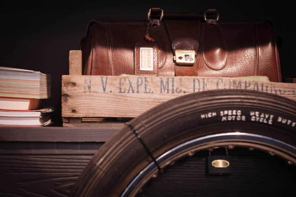 Retrò Verona Moto - Dettaglio di borsa vintage per moto in pelle