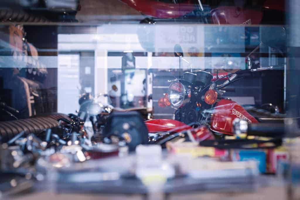 Retrò Verona Moto - Moto Suzuki in vetrina con rfilesso