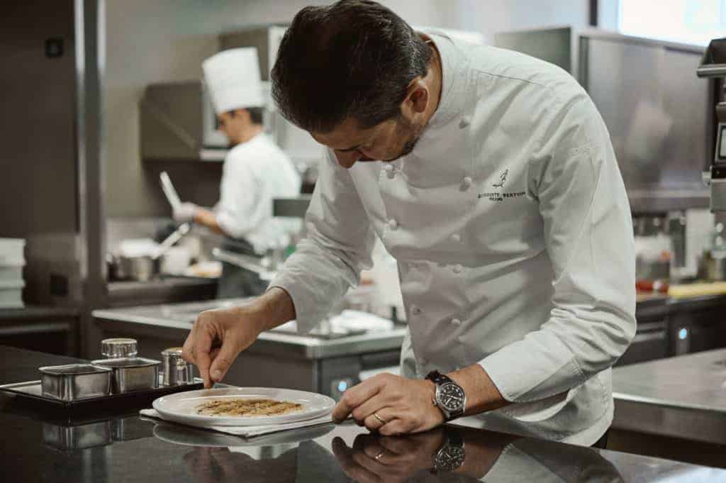 Andrea Berton preparazione piatto