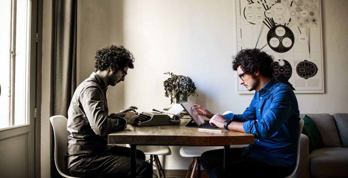 Francesco Franchi alla scrivania