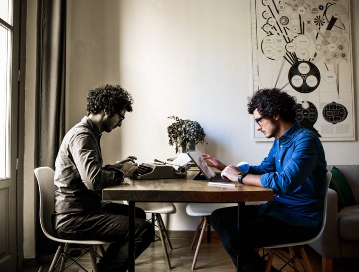 Francesco Franchi alla scrivania